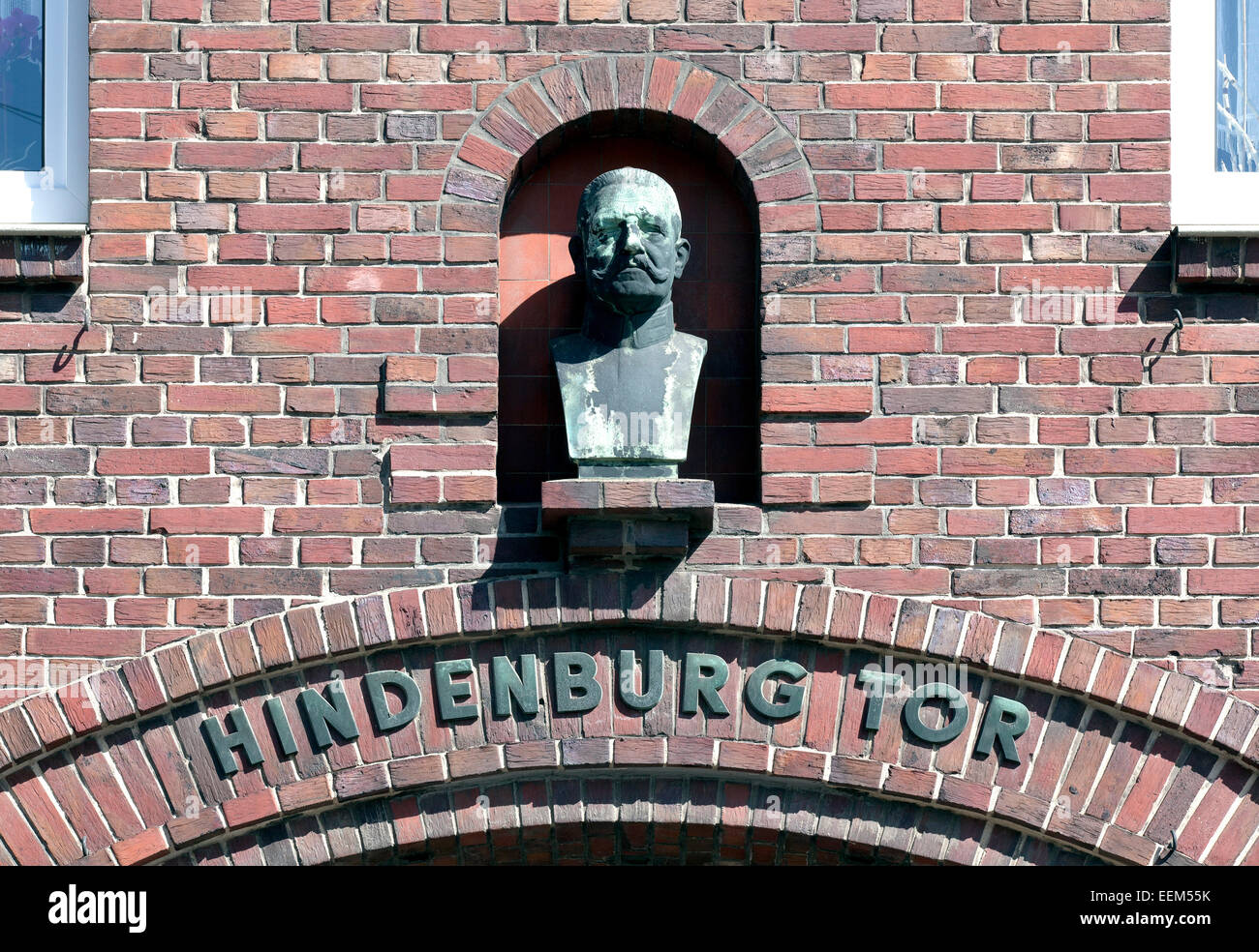 Hindenburg-Büste an der Hindenburg-Pforte, Wohngebäude mit Durchgang zum Kurpark, Wilhelmshaven, Niedersachsen Stockfoto