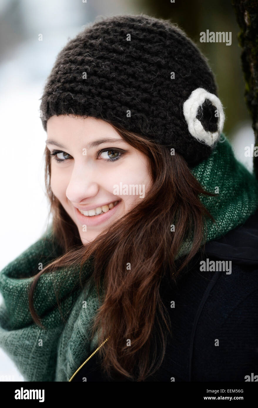 Lächelnde junge Frau mit Hut und Schal im Winter, Porträt Stockfoto