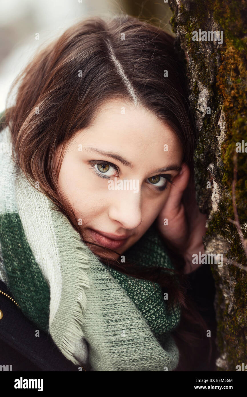 Nachdenkliche junge Frau trägt einen Schal, Porträt Stockfoto
