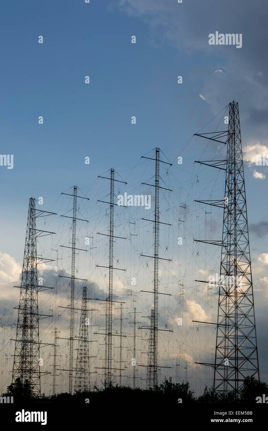 Großes Netzwerk an Antennenanordnung für Funkverkehr bei Sonnenuntergang Stockfoto