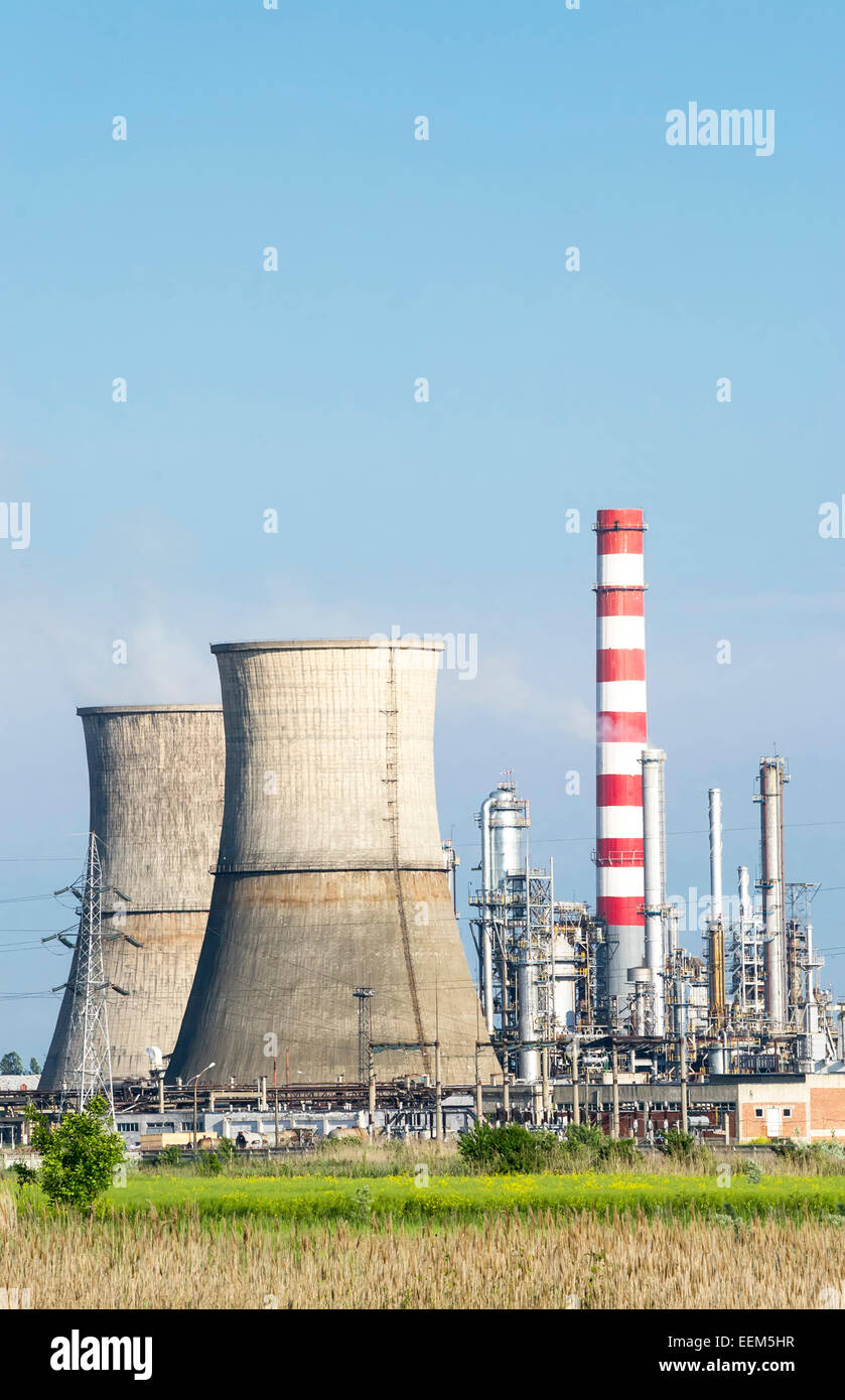 Öl-Verarbeitung-Installationen mit angrenzendem Kühlung Schornsteine einer Raffinerie in Landschaft anzeigen Stockfoto
