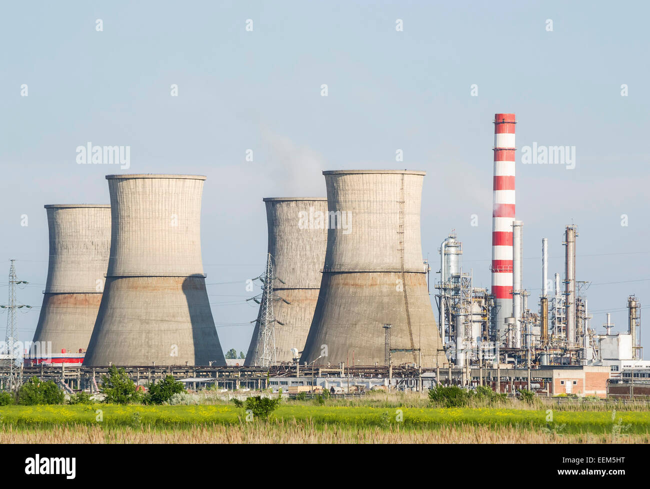 Öl-Raffinerie-Landschaft mit hohen Industrieschornsteine und petrochemische Anlagen Stockfoto