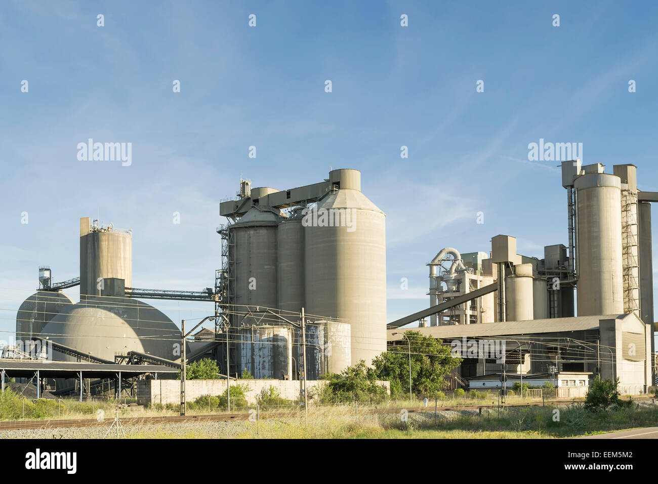 Überblick über eine Zementfabrik mit verschiedenen Installationen und Betonsilos Stockfoto
