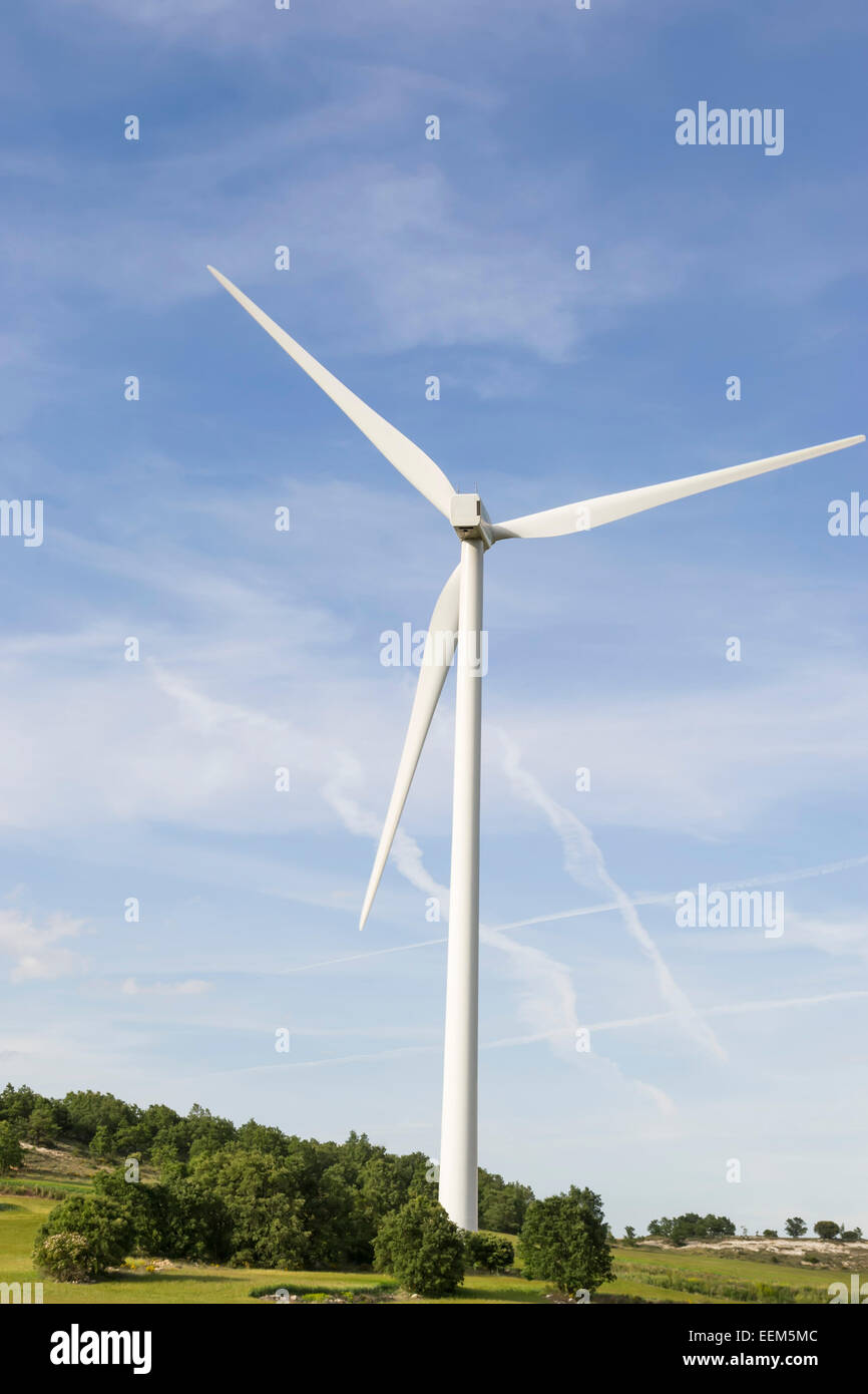 Einzelne Windkraftanlage installiert auf einem Hügel, Seitenansicht Stockfoto