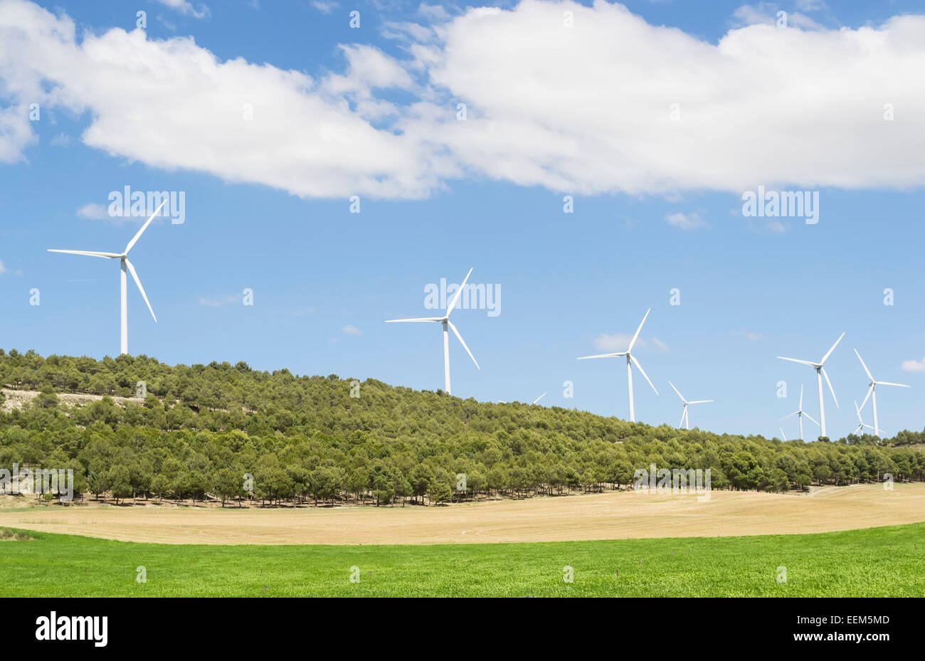 Mehrere Windkraftanlagen installiert auf einem Hügel für die Ernte Windenergie Stockfoto