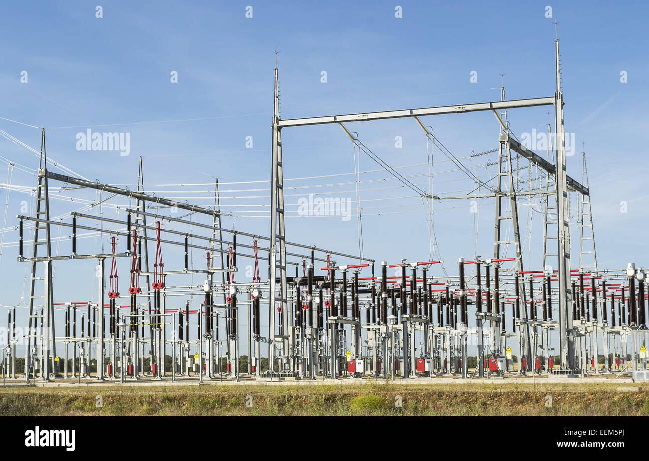 Detailansicht von elektrischen Geräten, die auf ein neues Kraftwerk installiert Stockfoto