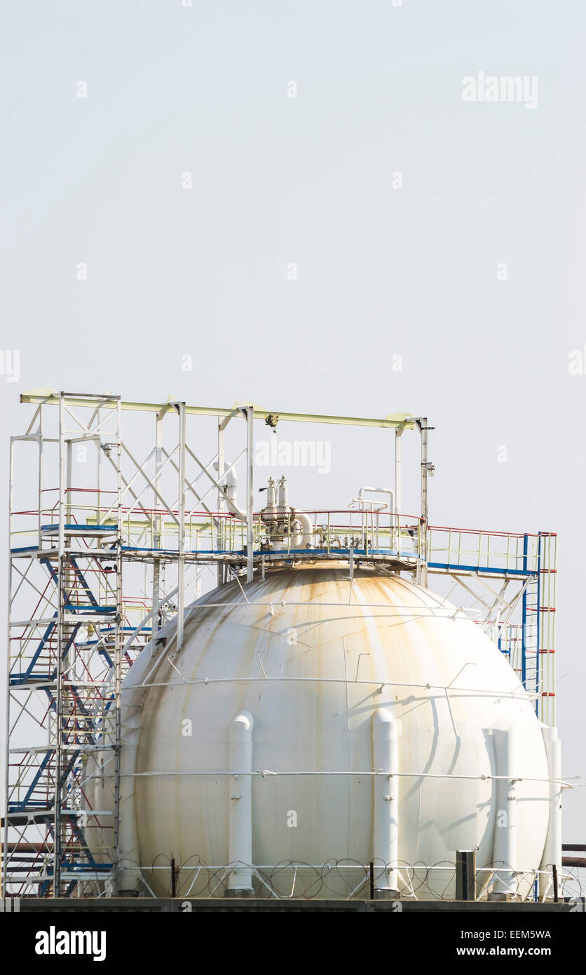 Tanks für die Lagerung von petrochemischen Produkten aus eine Öl- und Gas-Raffinerie Stockfoto