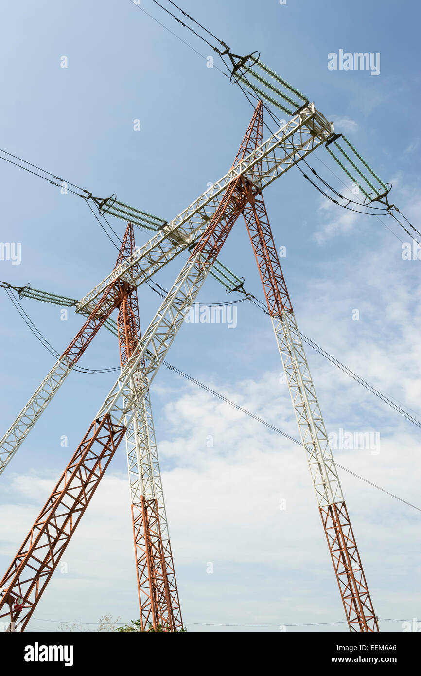 Hochspannung Strommast Linie als Teil einer flächendeckenden elektrische Energie Verteilnetz Stockfoto