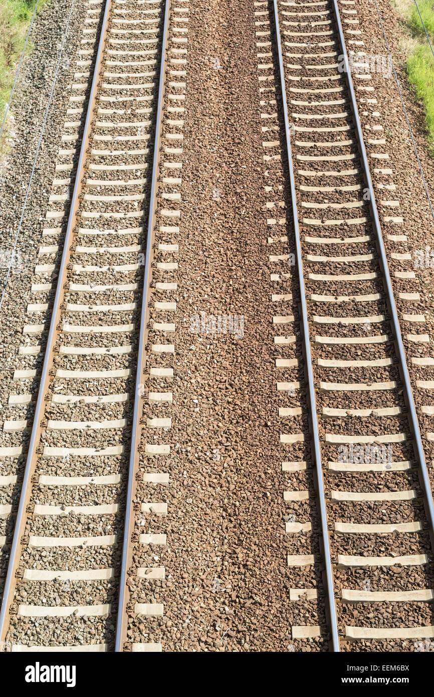 Railroad tracks mit keine zirkulierenden Züge, von oben gesehen, Transport-Hintergrund Stockfoto