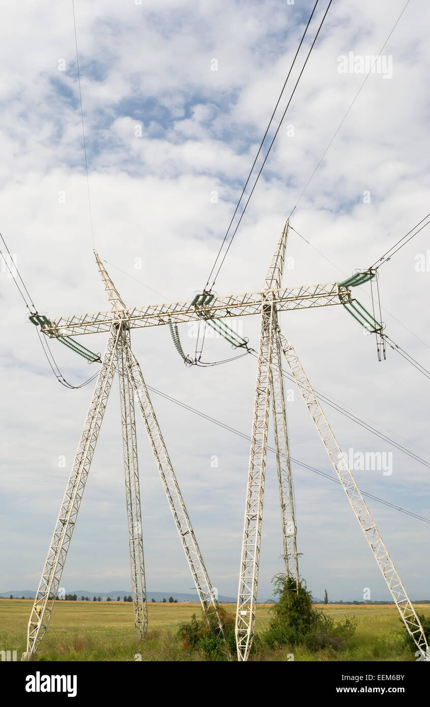 Elektrische Energie-Transport-Infrastruktur mit Linie Strommast Stockfoto