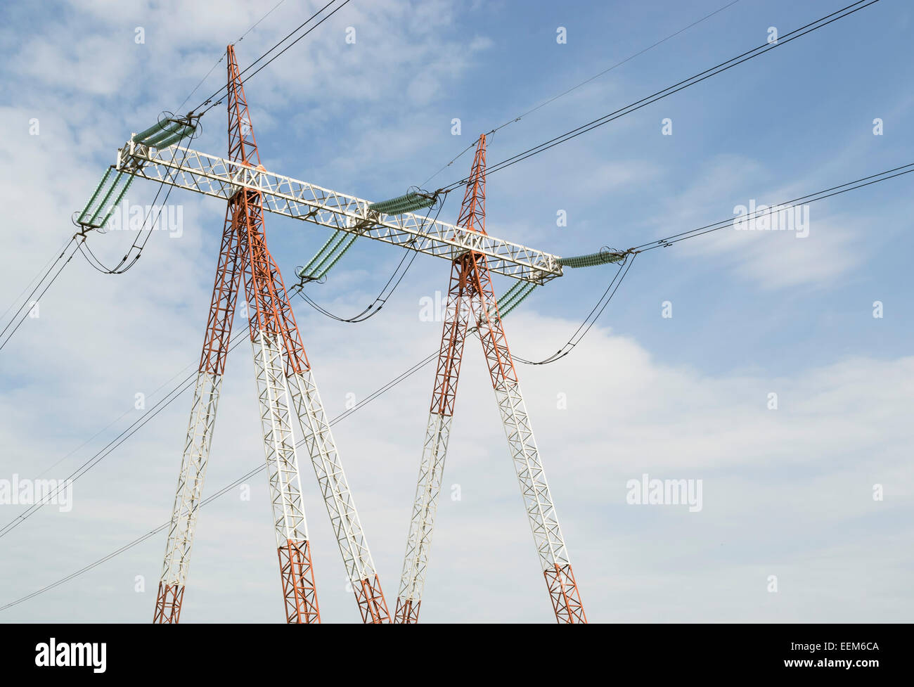 Elektrische Energie-Transport-Infrastruktur mit Linie Strommast Stockfoto