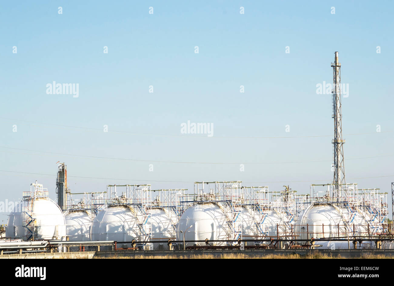 Kugelförmige Behälter mit verflüssigtem Erdgas auf einer Raffinerie-Plattform Stockfoto