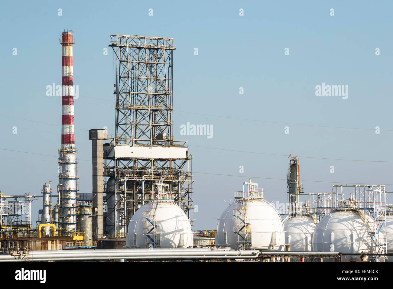 Benzin-Brennerei Installation und Gaslagerstätten in einer modernen Raffinerie Stockfoto