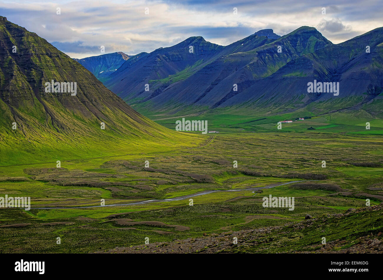 Island, Blick auf Tal in Westjfords mit nur einem Bauernhof links Stockfoto