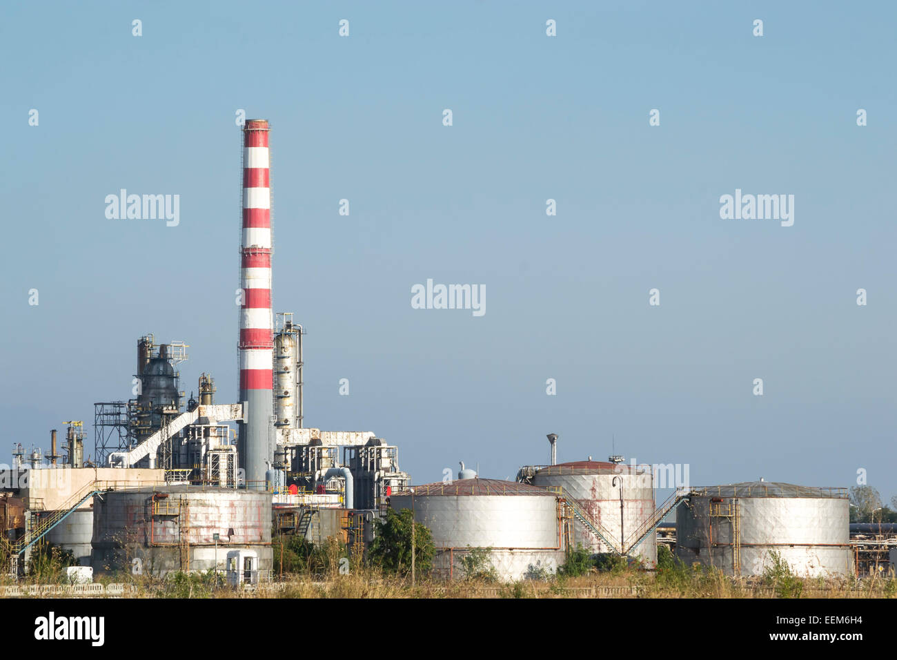 Öl-Raffinerie-Anlagen mit Wasserbehälter zur Kühlung in verschiedenen petrochemischen Prozessen Stockfoto