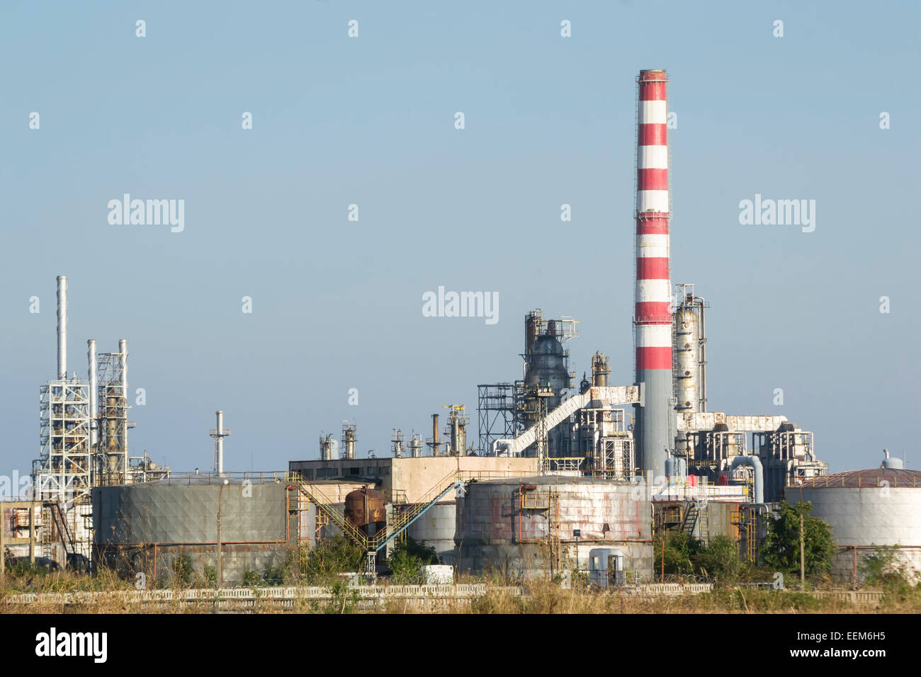 Wasserbehälter zur Kühlung in verschiedenen petrochemischen Prozessen in einer modernen Öl- und Gas-Raffinerie Stockfoto