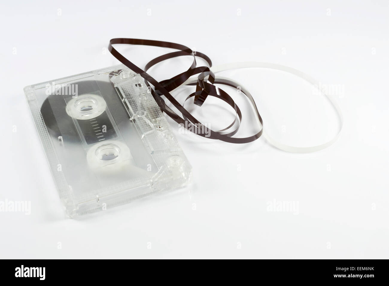 Transparente Kunststoff-audio-Kassetten mit dem Magnetband locker und verworrenen, auf weißem Hintergrund Stockfoto