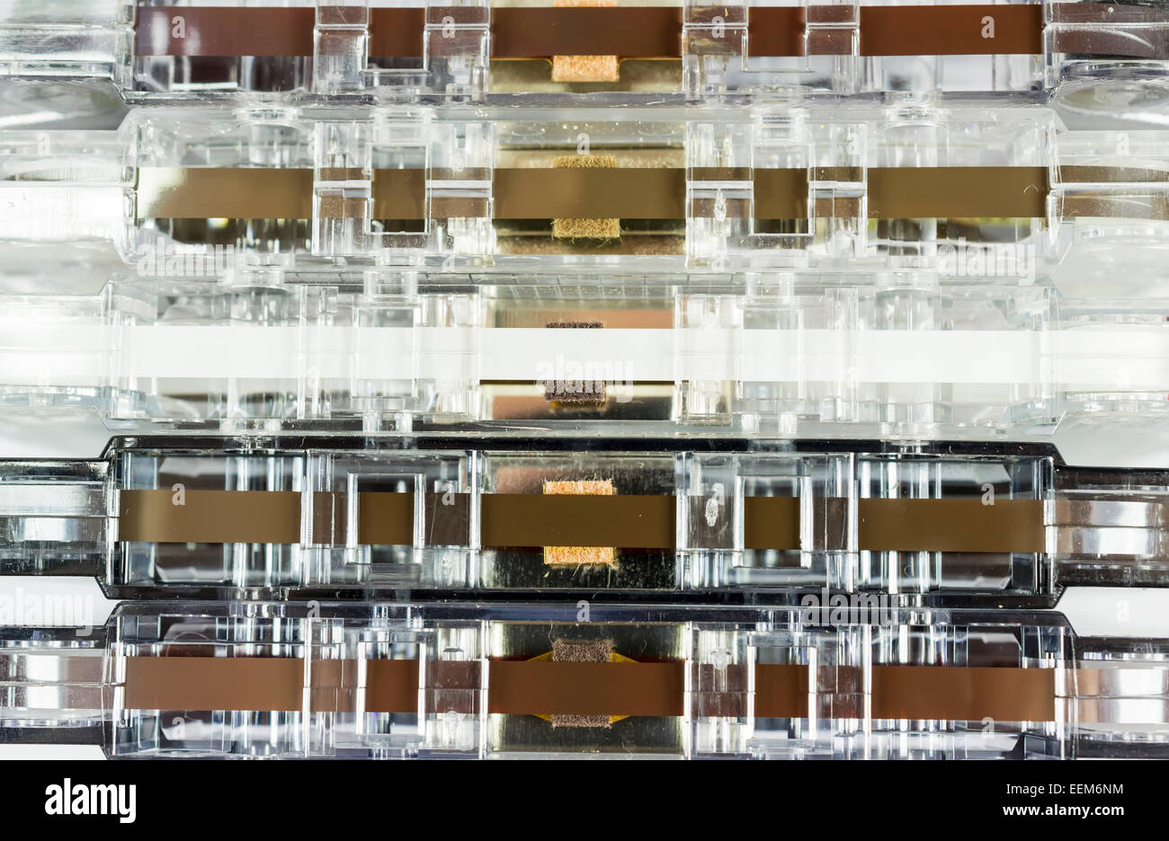 Einige kompakte Tonbandkassetten mit der Oberseite der Freilegung der Aufnahme Magnetband Kunststoffgehäuse Stockfoto
