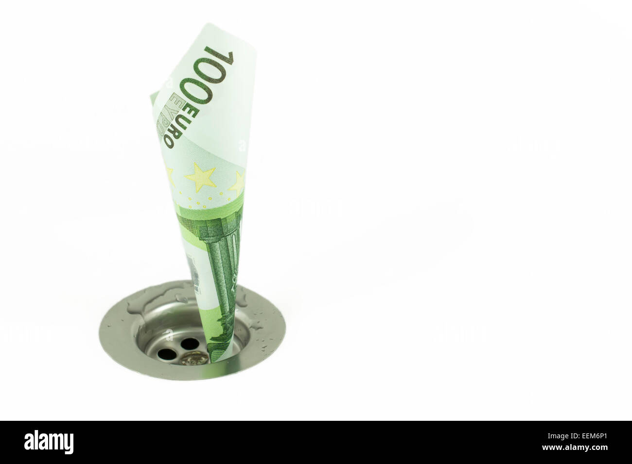Hundert Euro Schein verdreht und eingefügt durch ein Loch von einem Waschbecken Abfluss, Konzept für Geld und finanzielle Probleme Stockfoto