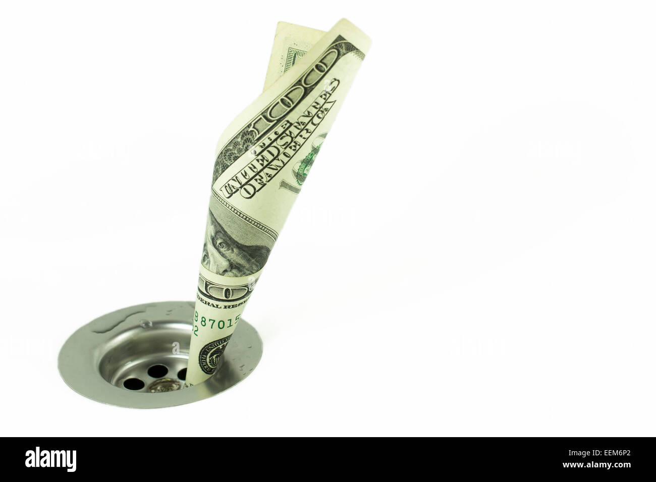 Hundert-Dollar-Schein verdreht und eingefügt durch ein Loch von einem Waschbecken Abfluss, Konzept für Geld und finanzielle Probleme Stockfoto