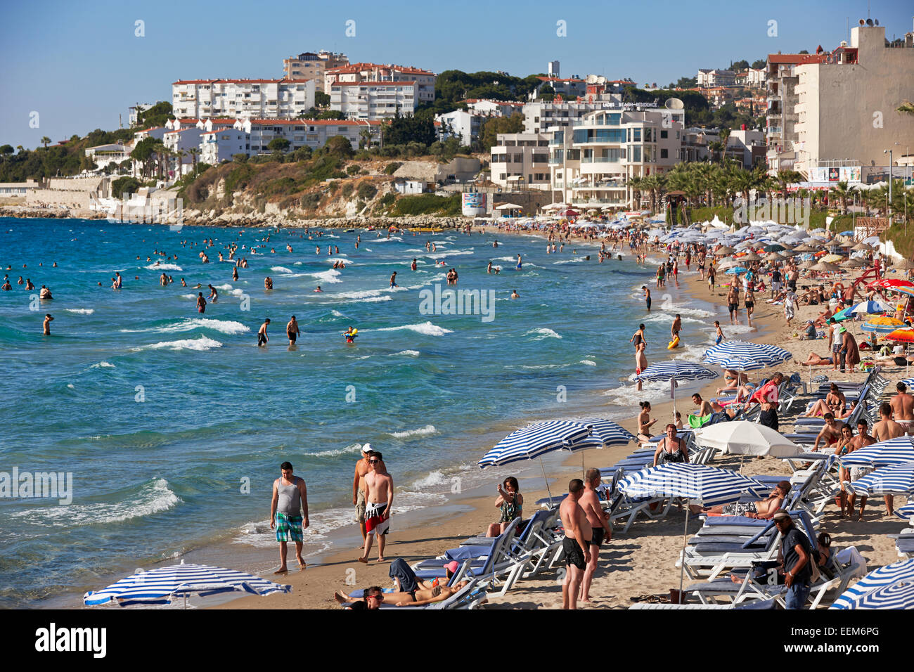 Überfüllte Ladies Beach. Provinz Aydin, Kusadasi, Türkei. Stockfoto