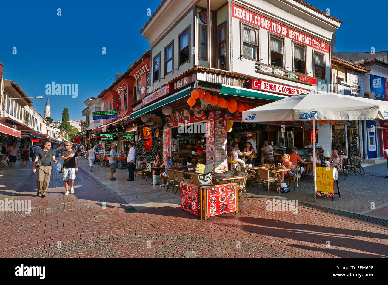 Straßenszene in Kusadasi Altstadt. Provinz Aydin, Kusadasi, Türkei. Stockfoto