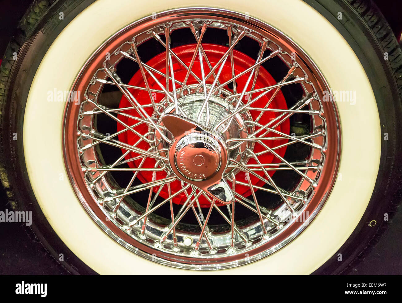 Oldtimer-Rad mit benutzerdefinierten Reifen und verchromten Stahlspeichen, detail Stockfoto