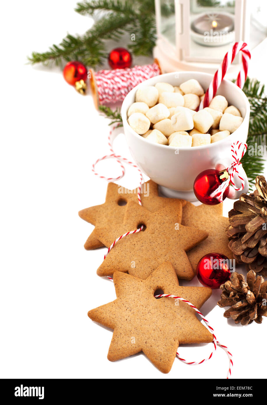 Tasse Kaffee und Lebkuchen Plätzchen mit Weihnachtsschmuck Stockfoto