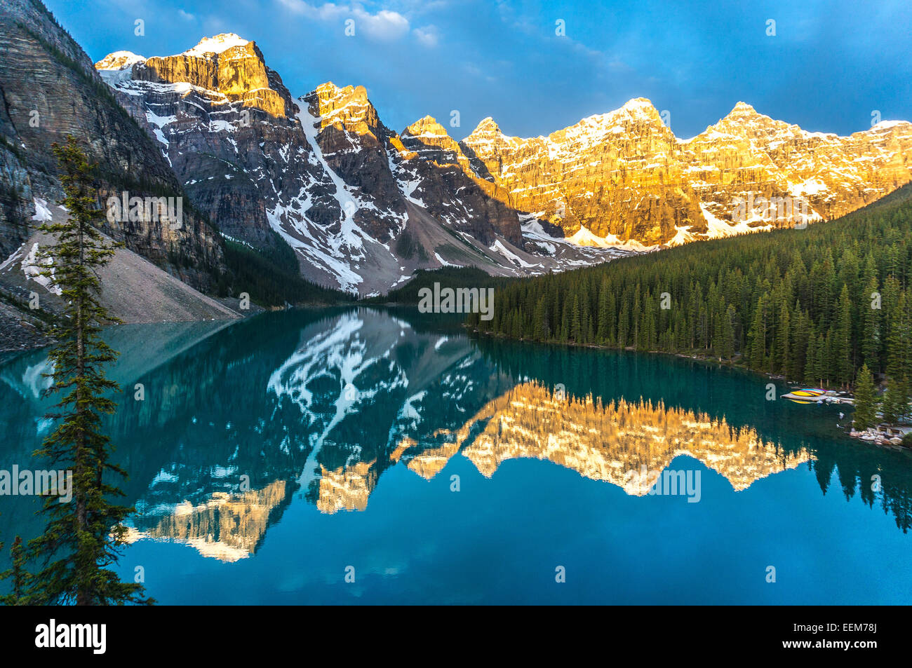 Tal der zehn Gipfel spiegelt sich in Morraine See bei Sonnenaufgang, Banff National Park, Alberta, Kanada Stockfoto