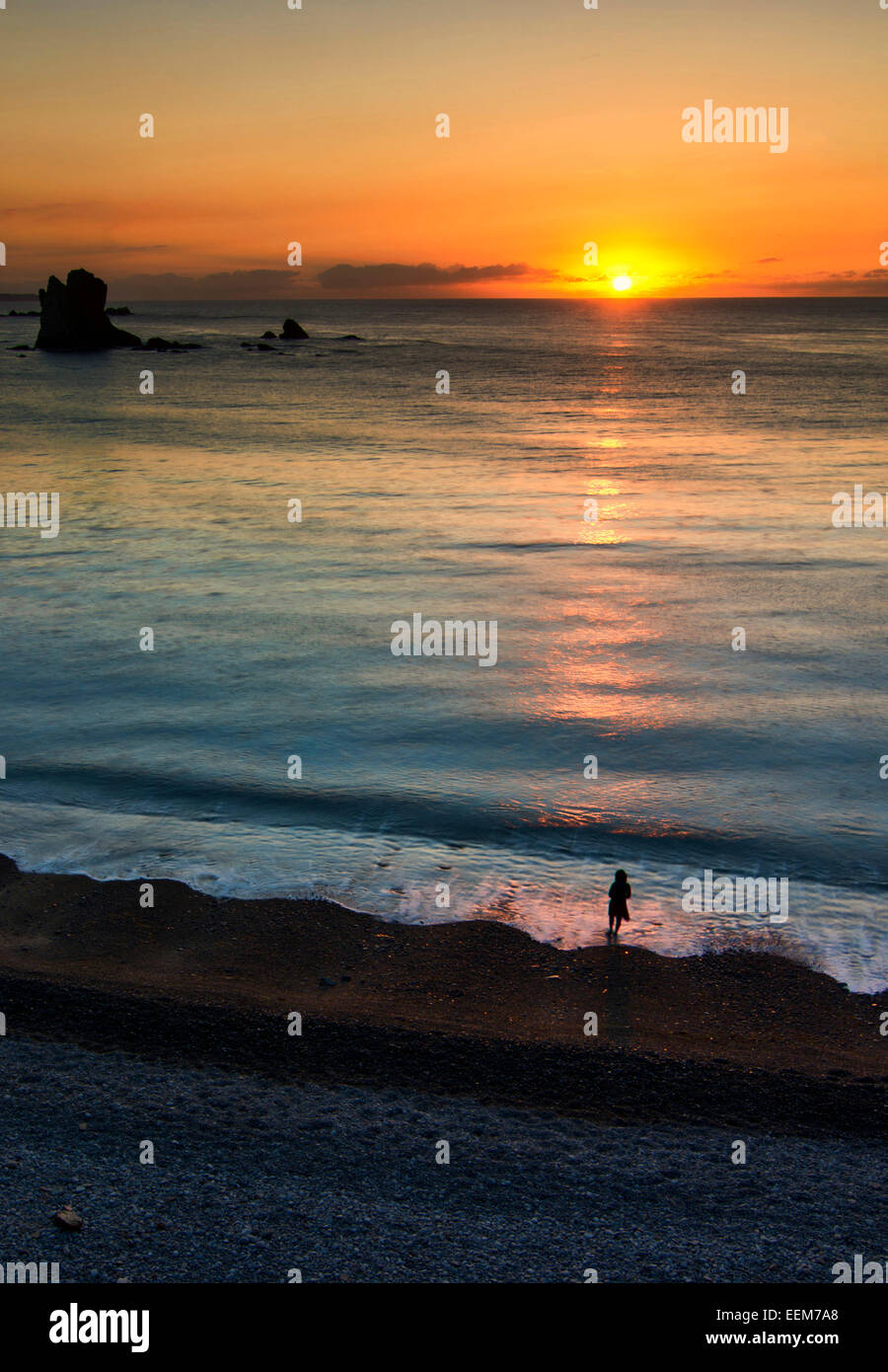 Spanien, Asturien, Playa del Silencio, Seestück und Silhouette Person bei Sonnenuntergang Stockfoto