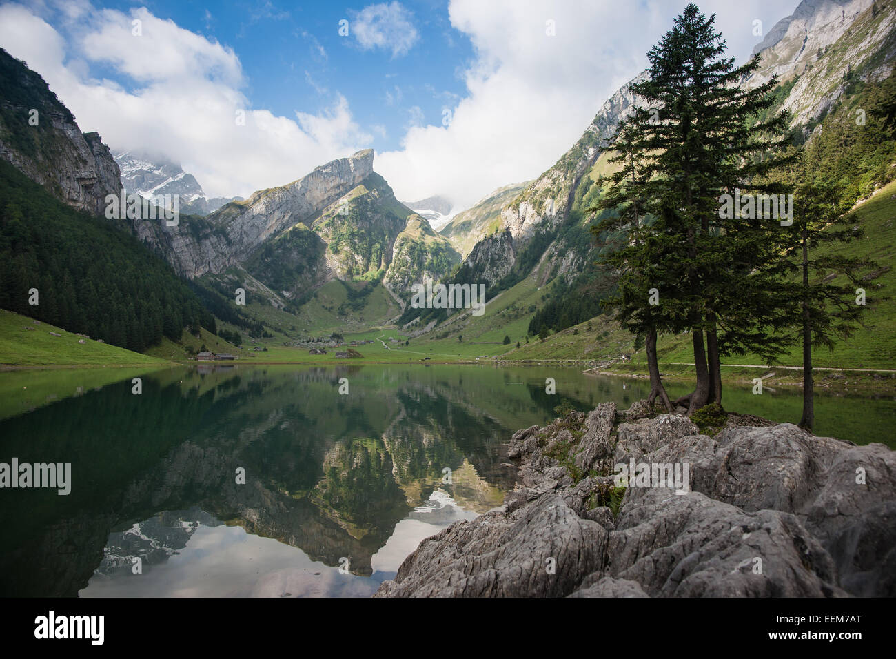 Schweiz, Appenzellerland, Seealpsee, Landschaft mit See- und Bergblick Stockfoto