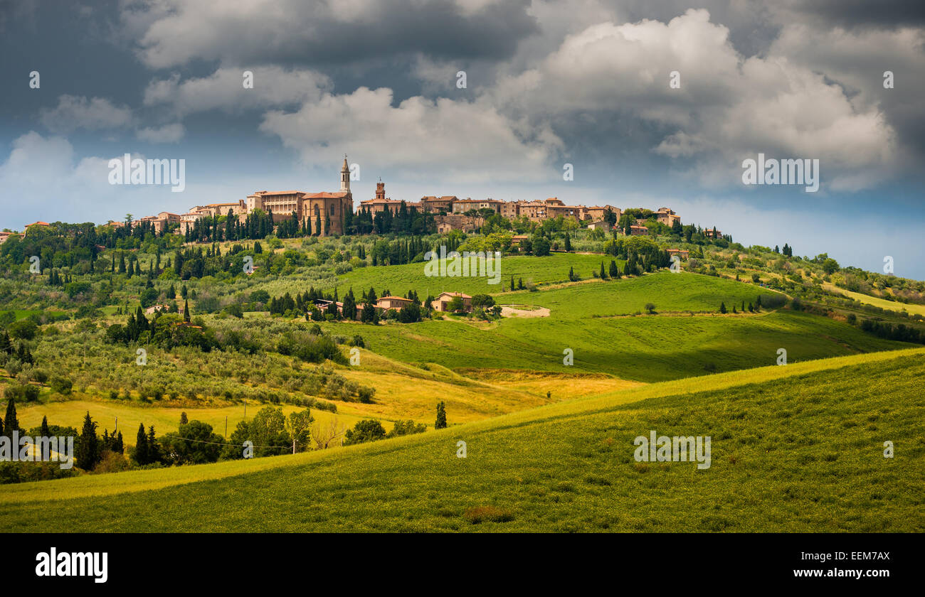 Italien, Pienza, Landschaft mit Altstadt auf Hügel und Himmel mit Wolken Stockfoto