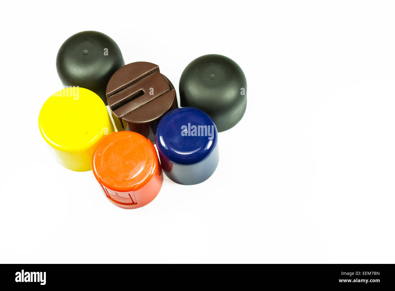 Farbige Kunststoff-Kappen aus verschiedene kosmetische Produkte, die isoliert auf weiss Stockfoto