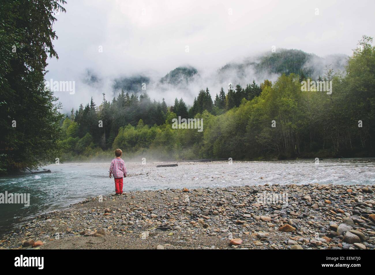 Junge am Rande eines Sees, USA Stockfoto