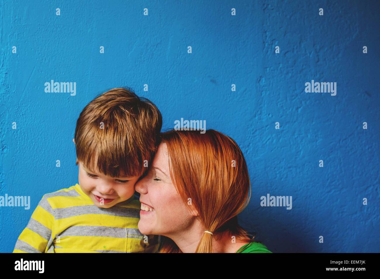 Mutter Nuzzelt Das Gesicht Ihres Sohnes Stockfotografie Alamy