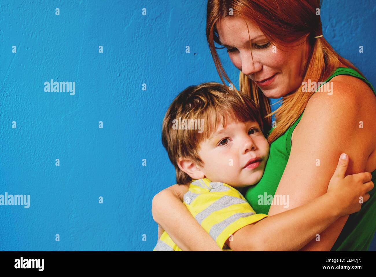 Porträt einer Mutter, die ihren Sohn kuschelt Stockfoto
