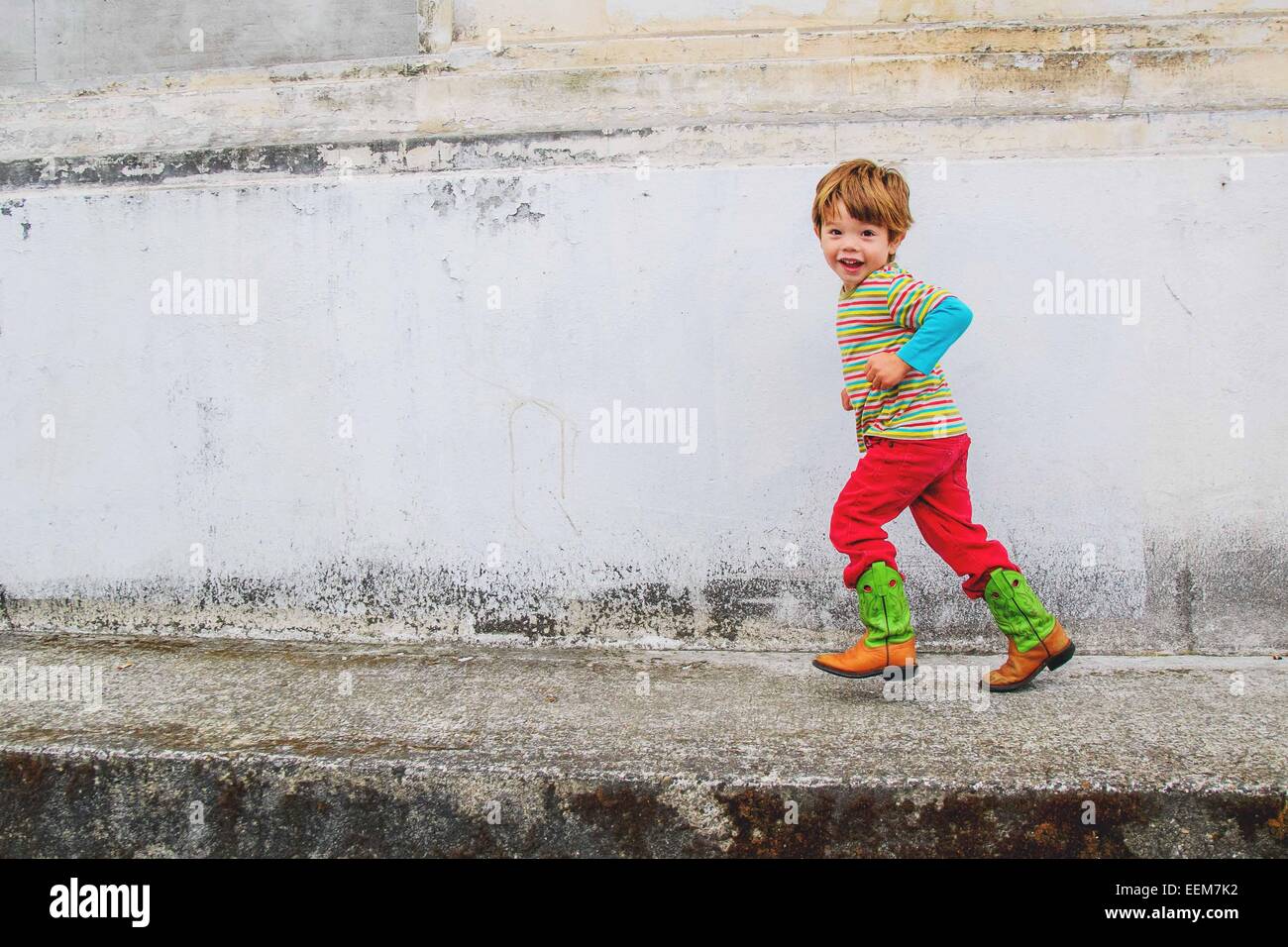 Porträt eines coolen Jungen, der auf der Straße läuft, USA Stockfoto