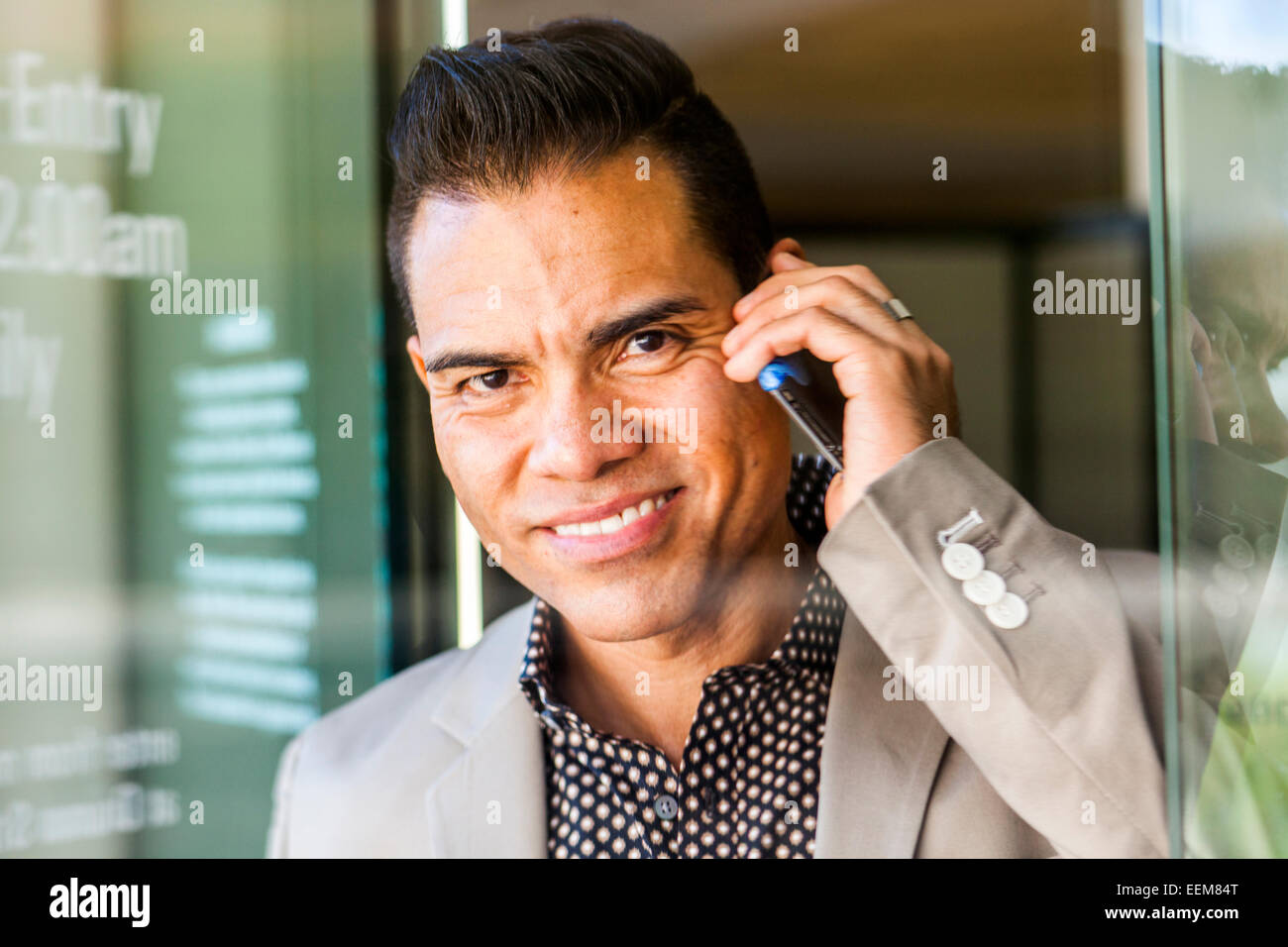 Hispano-Amerikaner Geschäftsmann reden über Handy in Tür Stockfoto