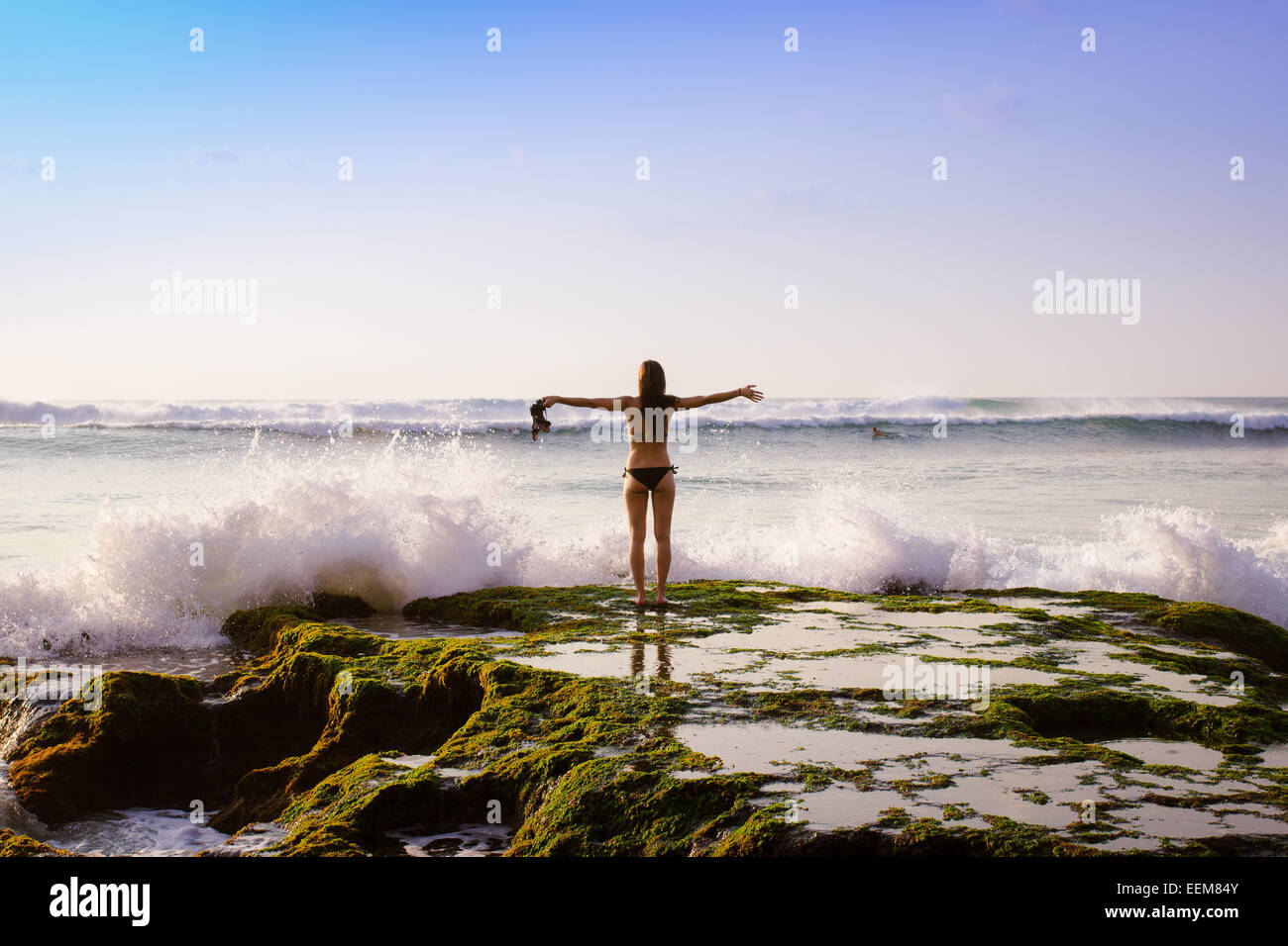 Indonesien, Bali, Frau stand vor Meer Stockfoto