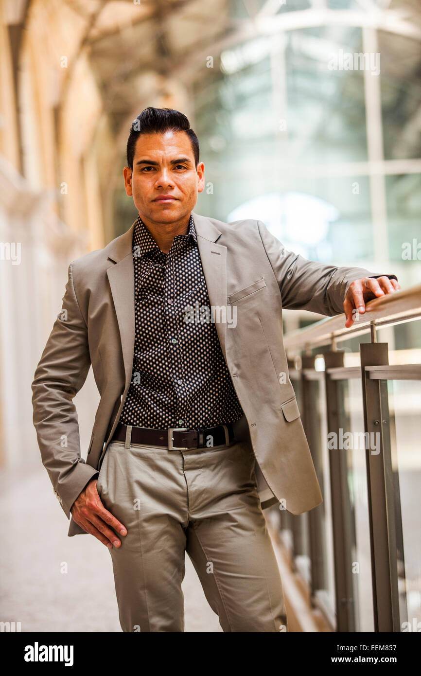 Hispano-Amerikaner Geschäftsmann stand in der Nähe Geländer Stockfoto