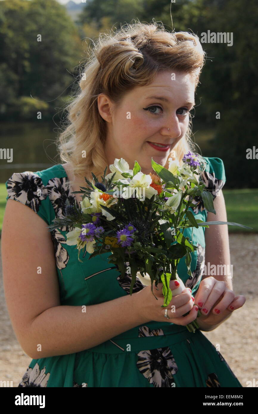 Junge Frau mit Blumenstrauss Stockfoto