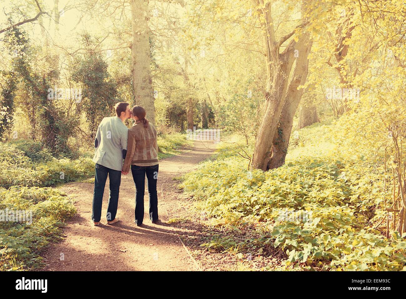 Paar im Park spazieren Stockfoto