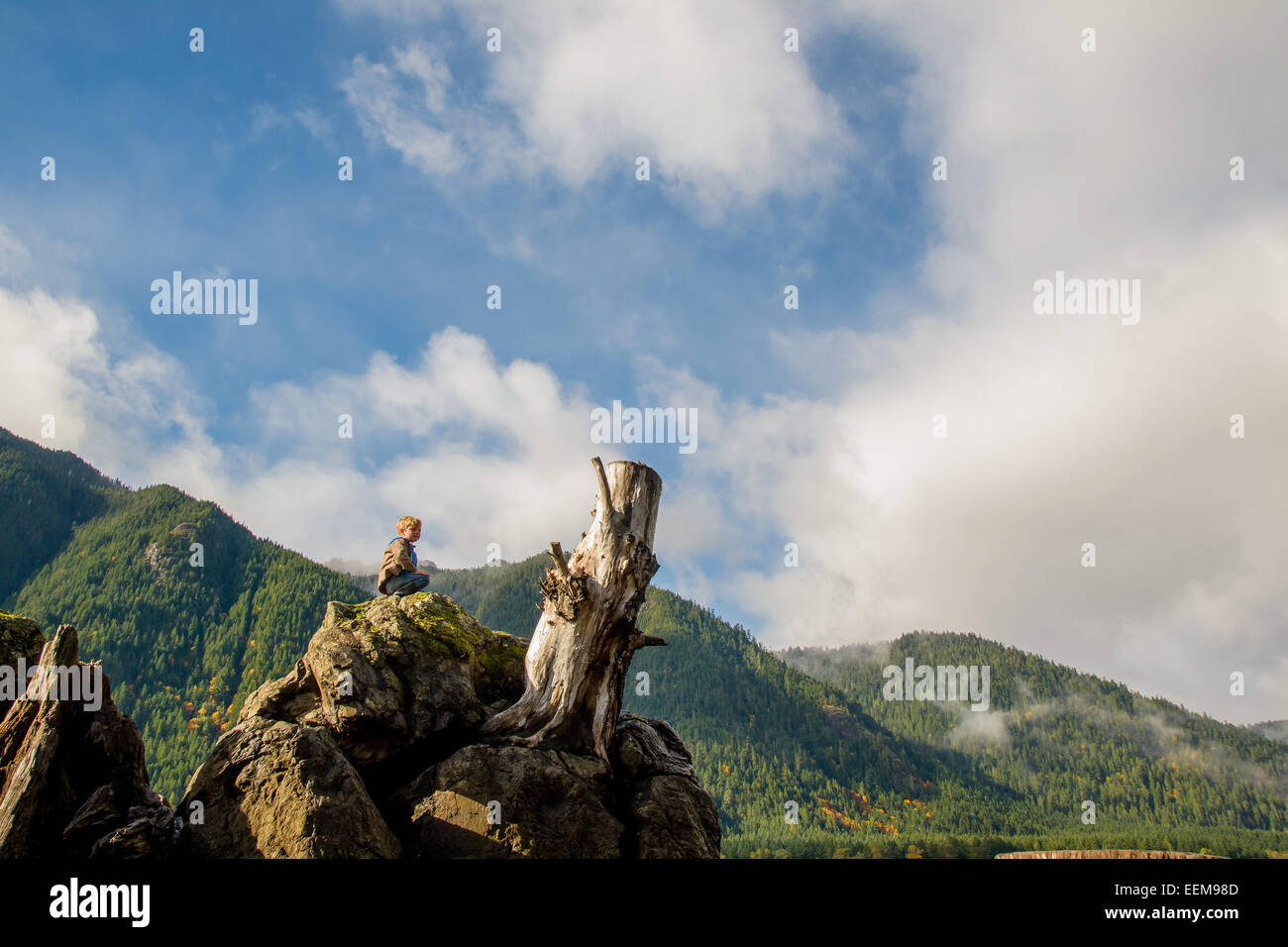 Junge sitzt auf einem Felsen und schaut auf die Aussicht, USA Stockfoto