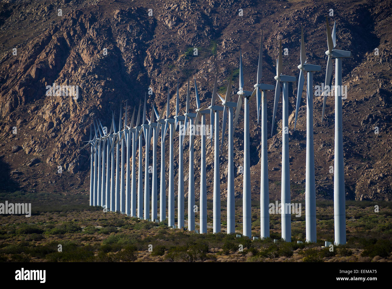 Reihe von Windenergieanlagen in abgelegenen Felslandschaft Stockfoto