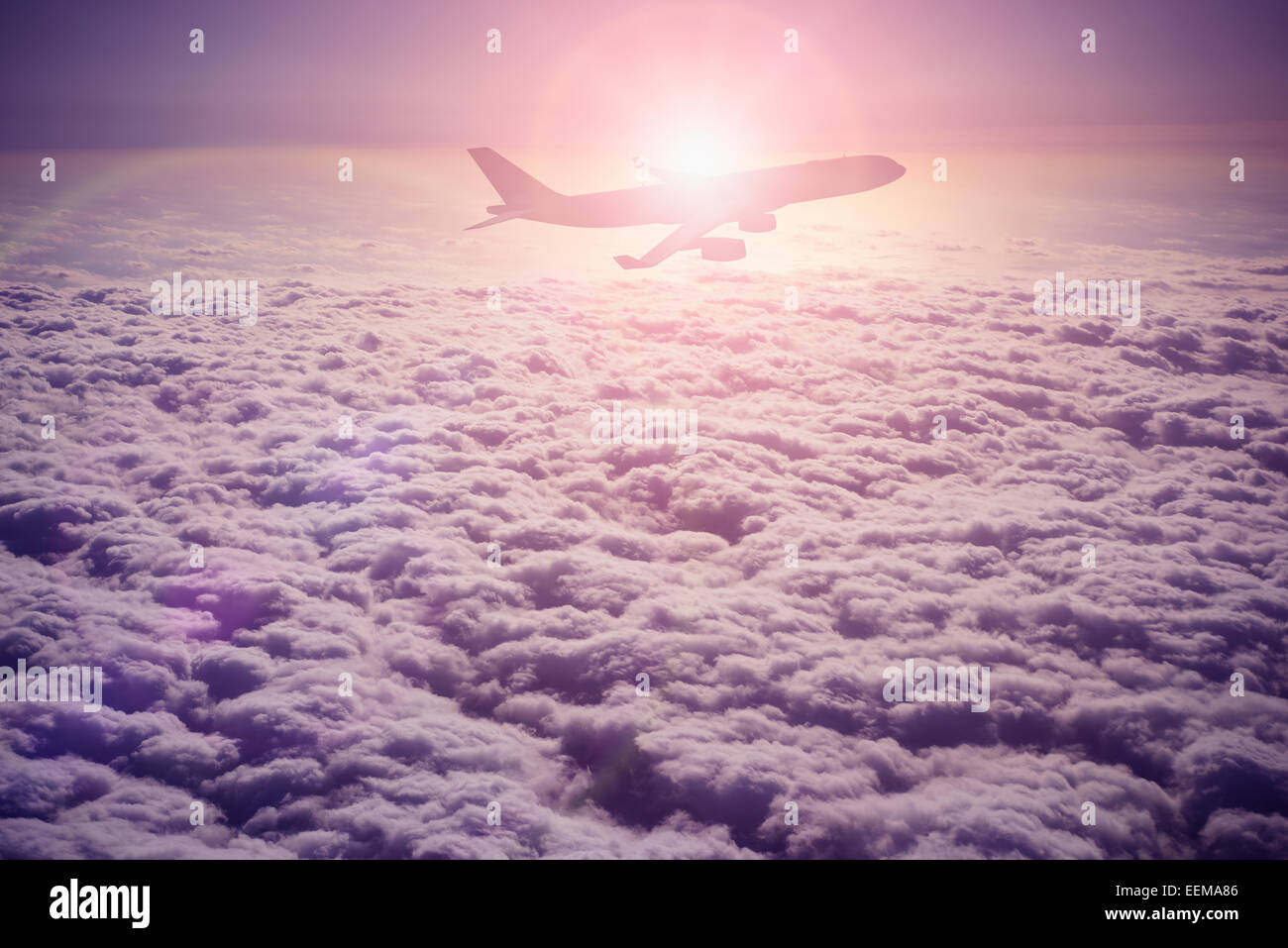 Silhouette des Flugzeug fliegen über den Wolken Stockfoto