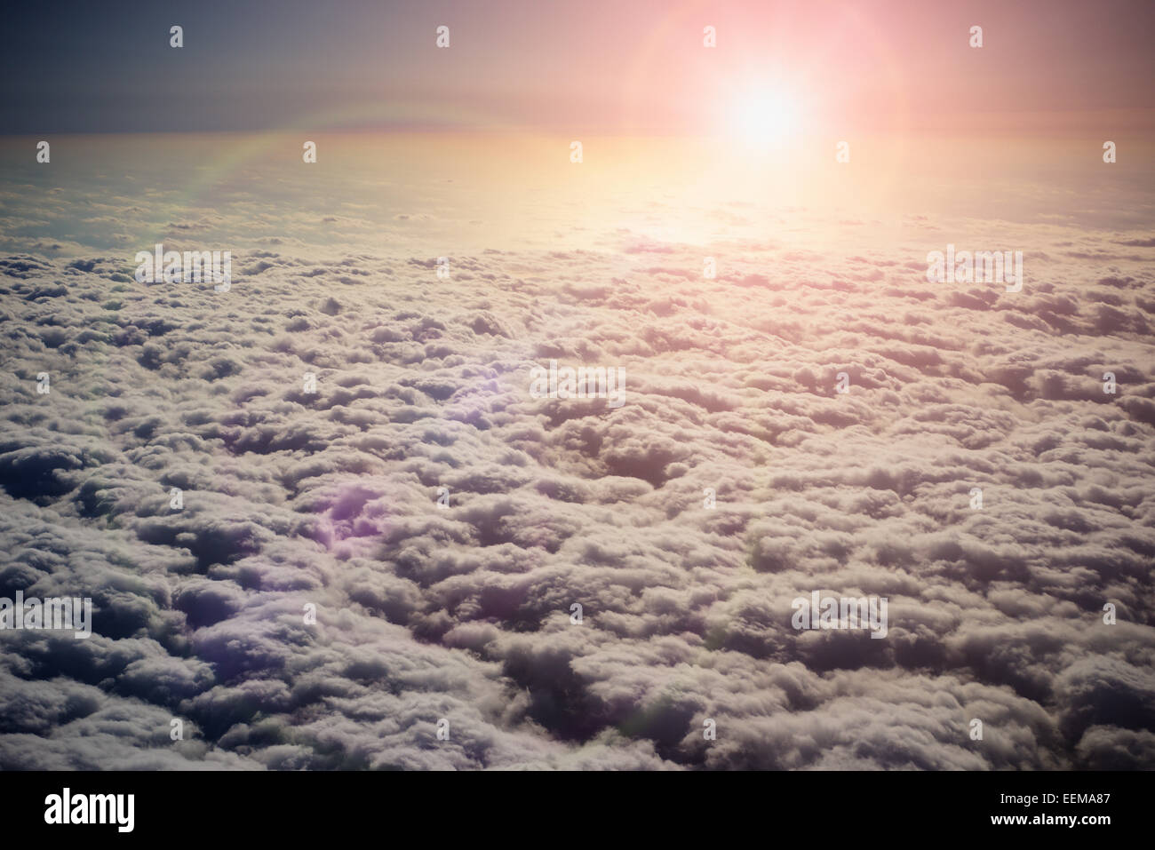 Sonne im Himmel über den Wolken Stockfoto
