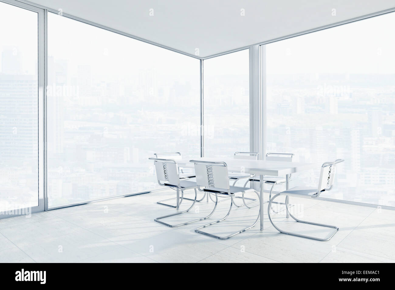 Leere Stühle und Konferenztisch im Büro Stockfoto
