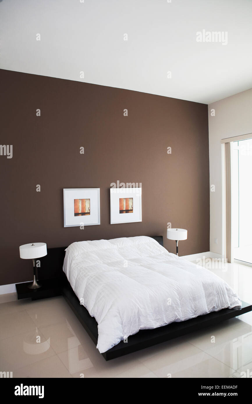 Wandkunst, Lampen und in modernen Schlafzimmer Stockfoto