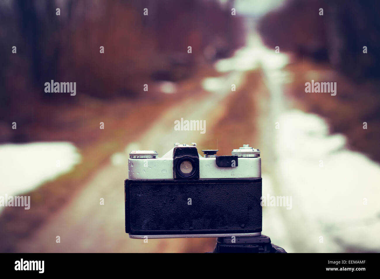Nahaufnahme von Kamera auf Stativ auf verschneiten Straßen Stockfoto