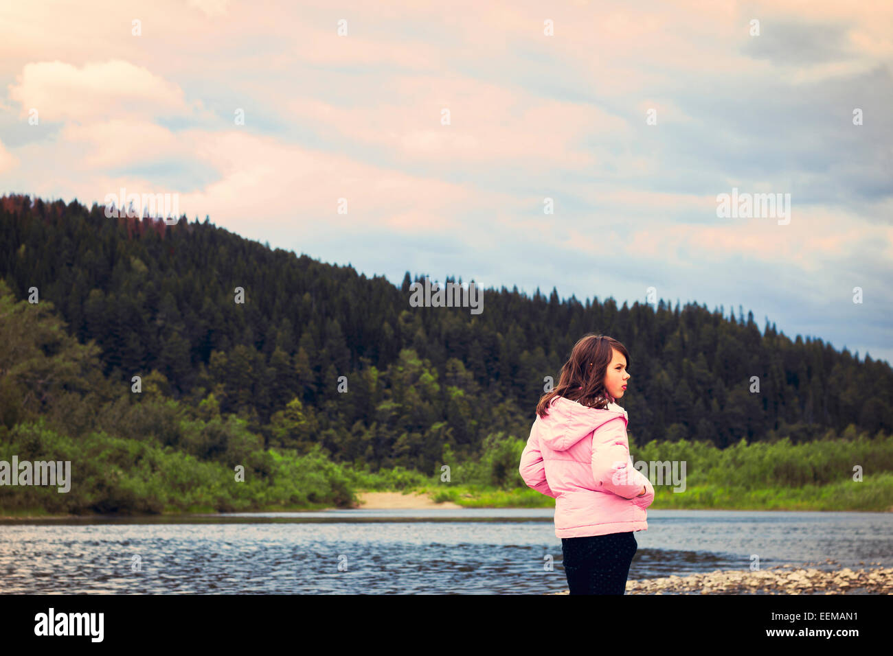 Kaukasische Mädchen stehen am abgelegenen See Stockfoto